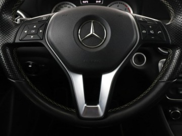 Mercedes Klasa A W176 Hatchback 5d Facelifting 180 d 109KM 2015 Mercedes A 180 A180 CDI Urban Klimatyzacja, zdjęcie 20