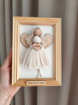 ANIOŁEK MAKRAMA W DREWNIANEJ RAMCE PAMIĄTKA NA CHRZEST URODZINY PREZENT