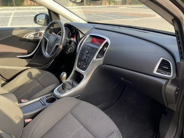 Opel Astra J Hatchback 5d 1.7 CDTI ECOTEC 125KM 2010 Opel Astra Zarejestrowany Klimatronic dwustrefowy, zdjęcie 8