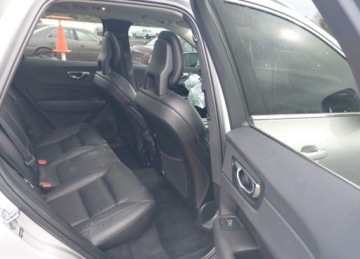 Volvo XC60 II Crossover T6 320KM 2018 Volvo XC 60 2018r., T6 Momentum, 2L, od ubezpieczalni 2.0 Benzyna 320KM, zdjęcie 10