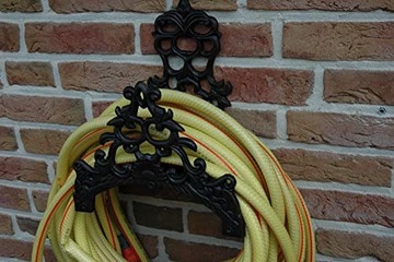 Держатель садового шланга из чугуна.