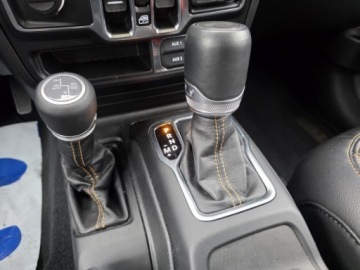 Jeep Wrangler IV Sahara Plug-In Seria 6 2.0 4xe 381KM 2023 JEEP WRANGLER Sahara High Altitude, 2.0l 4xe Plug-in-Hybrid 381KM 17,652km, zdjęcie 18