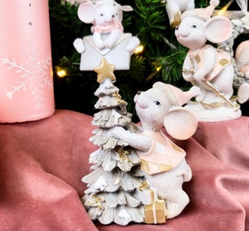 FIGURKA BOŻONARODZENIOWA MYSZ Z CHOINKĄ RÓŻOWA