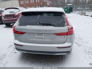 Volvo V60 II  2023 Volvo V60 Cross Country B5 Ultimate 2023 2.0l 2.0 Benzyna 247KM, zdjęcie 4