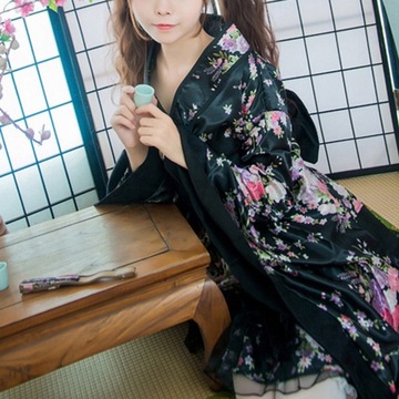 Japońska tradycyjna sukienka pokojówka Kimono