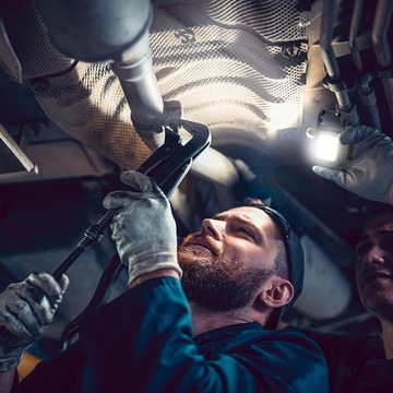 МОЩНАЯ МИНИ-СВЕТОДИОДНАЯ КАРМАННАЯ ЛАМПА + МАГНИТНЫЙ БРЕЛОК ДЛЯ НОЖКИ