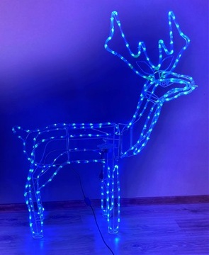 БОЛЬШОЙ СИНИЙ ОЛЕНЬ С ПОВИРУЮЩЕЙСЯ ГОЛОВОЙ ОЧЕНЬ ВЫСОКИЙ