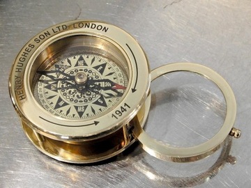 КОМПАС ДЛЯ МАЛЬЧИКА-ПУТЕШЕСТВЕННИКА, УВЕЛИЧИВАЮЩЕГО МИРОВЫЕ ЧАСЫ