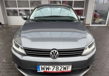 Volkswagen Jetta VI Sedan 1.2 TSI 105KM 2013 Volkswagen Jetta Salon Polska. Serwis ASO Czujniki 1.2 Benzyna 105KM, zdjęcie 1