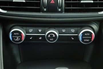 Alfa Romeo Giulia II Sedan 2.0 TBi 280KM 2019 Alfa Romeo Giulia 2.0 Turbo, Salon Polska, zdjęcie 12