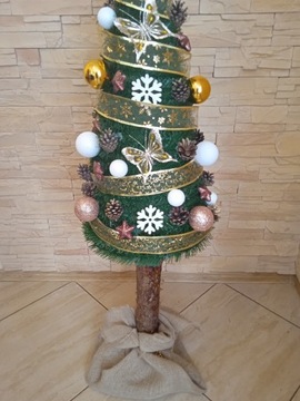 Елка на стволе, конус, 200 см, со светодиодным декором.