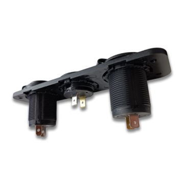 Панель управления с переключателями 12 В, разветвитель гнезда прикуривателя USB.