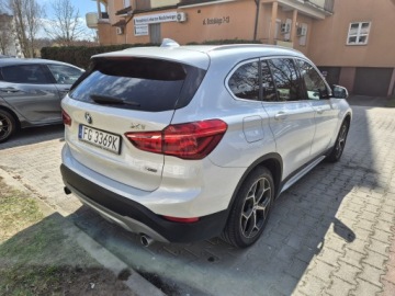 BMW X1 F48 2018 BMW X1 245KM xDrive biała perła, zdjęcie 4
