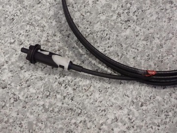 TOYOTA YARIS I 00-05 FR ТРОС ТОПЛИВНОЙ КРЫШКИ С ЗАМКОМ