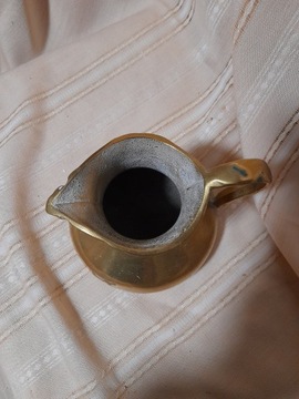 Толстый латунный кувшин