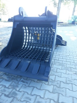 Просеивая ложку, приминая ажурную ложку.