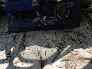 DVEŘE PŘEDNÍ LEVÉ MITSUBISHI CARISMA 95-06