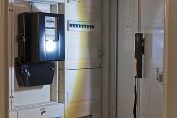 ПЕРЕЗАРЯЖАЕМЫЙ СВЕТОДИОДНЫЙ ФОНАРЬ с USB-держателем для ремешка
