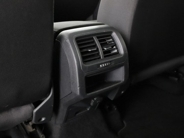 Volkswagen Touran III 1.2 TSI 110KM 2017 Volkswagen Touran navigacja klimatyzacja grzane, zdjęcie 31