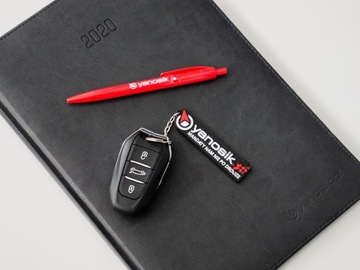 Уникальный брелок с логотипом Yanosik. Идеально подходит для XS/GTR.