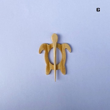 Брошь с деревянным значком в виде животного