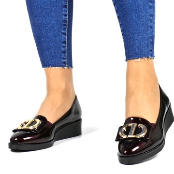 BUTY DAMSKIE WKŁADKA SKÓRA MOKASYNY NA KOTURNIE ZE ZŁOTĄ OZDOBĄ BORDOWE