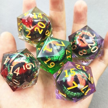 KOSTKA RPG TROFEUM Z KUROLISZKA PŁYNNA KOSTKA KOŚĆ K20 3,5 CM