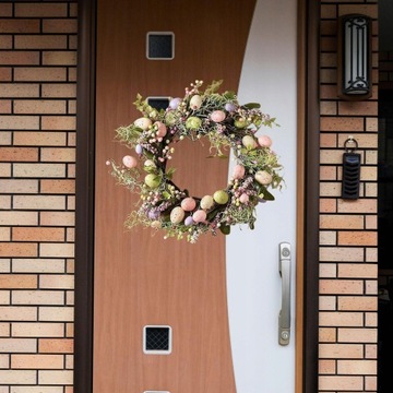 Пасхальный венок, подвесной к окну входной двери