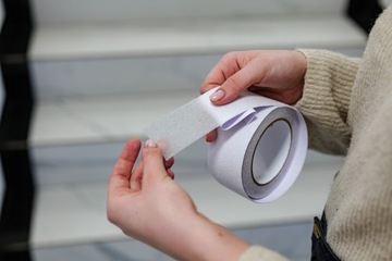 ЛЕНТА ПРОТИВОСКОЛЬЗЯЩАЯ для лестниц, ПРОЗРАЧНАЯ 50мм/5м, самоклеящаяся