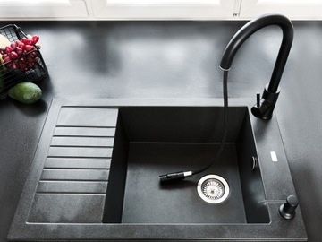 Черный кухонный смеситель с выдвижным гибким изливом.