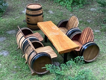 Скамейка, кресло из винной бочки, скамейка и стул.