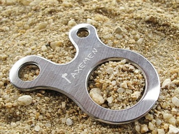 Натяжитель троса для палаточного тента из перфорированной стали.