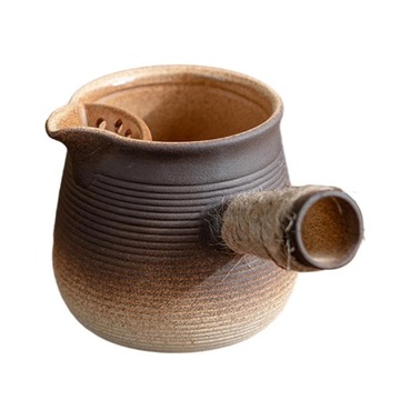 Ceramiczny czajniczek z uchwytem owiniętym li