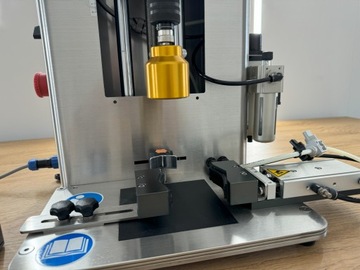 CC-1000 ПОЛУАВТОМАТИЧЕСКАЯ Укупорочная машина