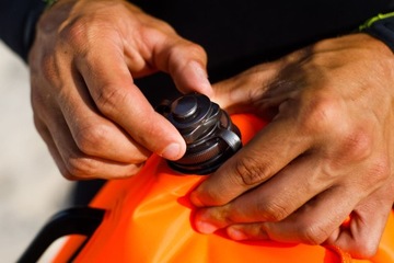 БЕЗОПАСНЫЙ БУЙ С КАРМАНОМ ДЛЯ ВЕЩЕЙ + ДОПОЛНИТЕЛЬНЫЙ НАРУЖНЫЙ КАРМАН 28Л