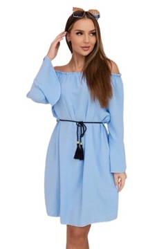 Niebieska sukienka wiązana w talii sznurkiem