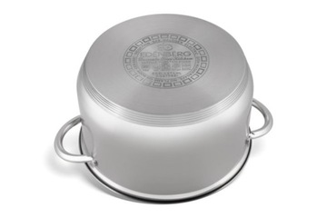 Набор кастрюль и сковородок из нержавеющей стали.