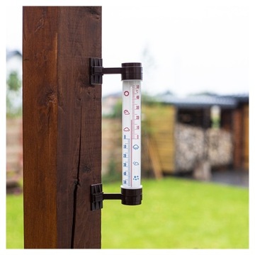 Коричневый термометр Biowin приклеен за окном