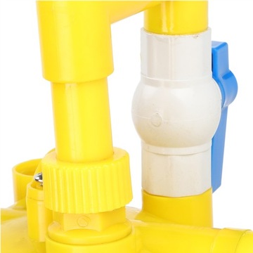 Регулятор давления на дозаторе воды для птицы