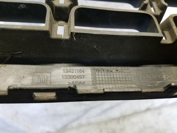 MŘÍŽKA STŘEDNÍ  NÁRAZNÍKU PŘEDNÍ OPEL ZAFIRA C 13300497