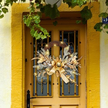 Рождественский венок на входную дверь церкви Св.