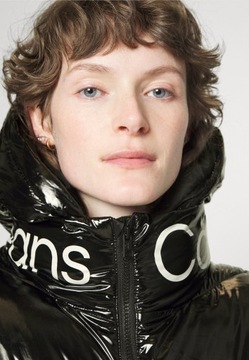Płaszcz zimowy połyskujący Calvin Klein Jeans S