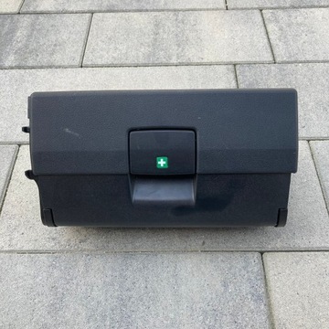A3 03-13 SCHOWEK POD FOTEL PASAŻERA 8P0881578