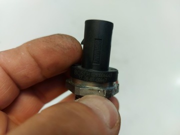BMW F22 SENZOR TLAKU PALIVA 0281006447