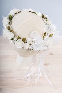 Obfity wianek komunijny z kwiatów z perłami