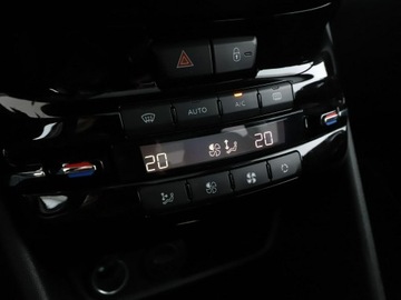 Peugeot 2008 I SUV Facelifting 1.2 PureTech 110KM 2018 Peugeot 2008 GT-Line automat panorama navi PDC, zdjęcie 26