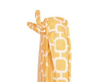 Набор садовой мебели с белыми подушками.