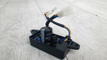 РЕГУЛЯТОР НАПРЯЖЕНИЯ AVR 1-3КВТ 220МФ 250В ПРЯМОУГОЛЬНЫЙ