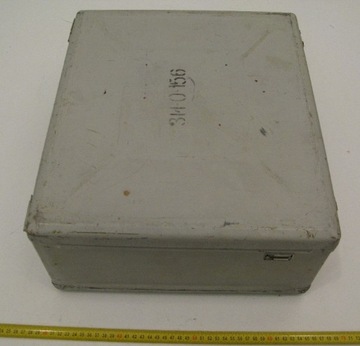 Металлический ящик с запирающейся крышкой.