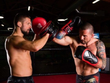 Боксерские перчатки весом 10 унций с системой защиты запястий